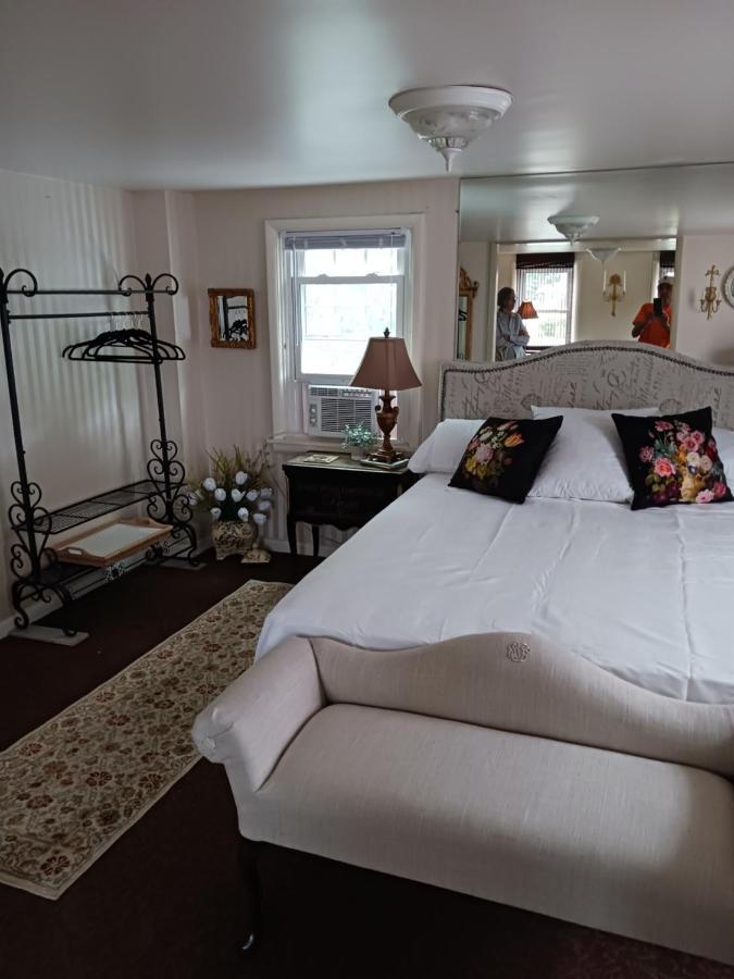 The Guest House At The Regina House Tea Room Moosic Екстер'єр фото